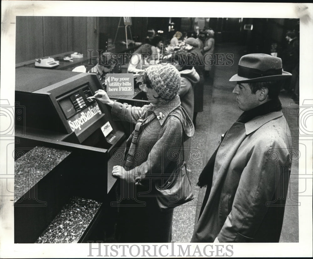 1983 Press Photo Terry Borkwoski on automated teller machine at Society Nat Bank - Historic Images