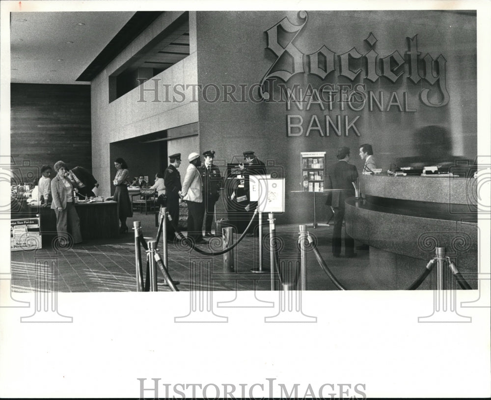 1981 Press Photo Bank robbery at Society Nat'l Bank suspect with three cops - Historic Images