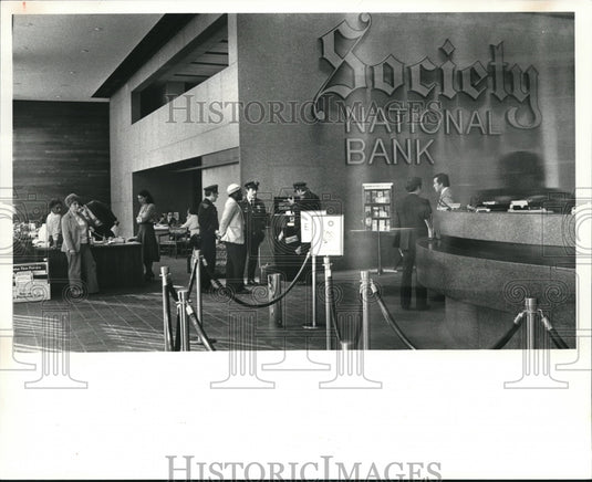 1981 Press Photo Bank robbery at Society Nat'l Bank suspect with three cops - Historic Images
