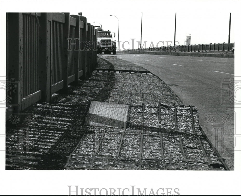 1989 Press Photo Main Ave Bridge damage, sidewalk North side of bridge at W25 St - Historic Images