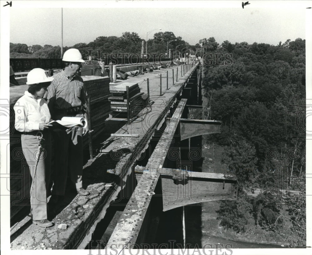 1984 Press Photo Ardath Griffin &amp; Hugh Gallagher supervise Lorain Bridge repair - Historic Images