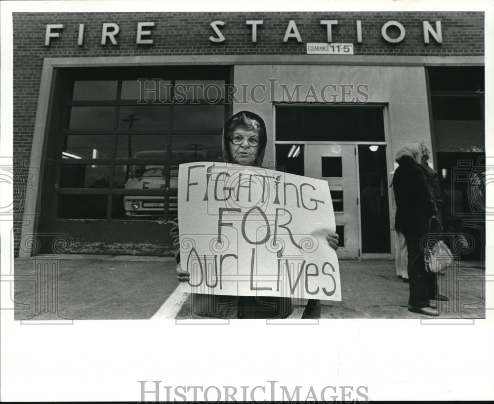 1982 Press Photo H. Lewandowski is Fighting to Keep the Fire Station Closed - Historic Images