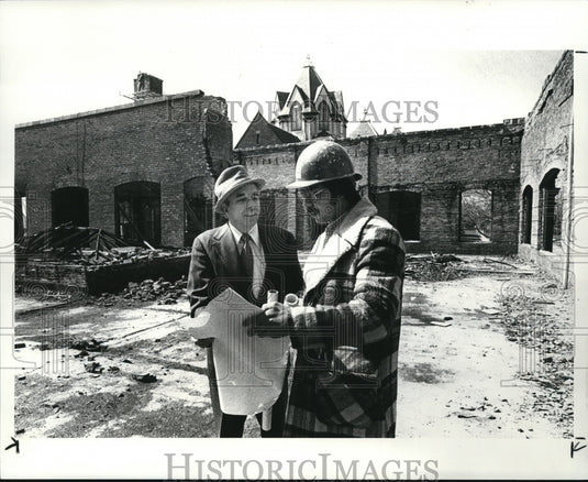 1985 Press Photo Dr William E Donahue & his burned out Farnsworth bldg - Historic Images