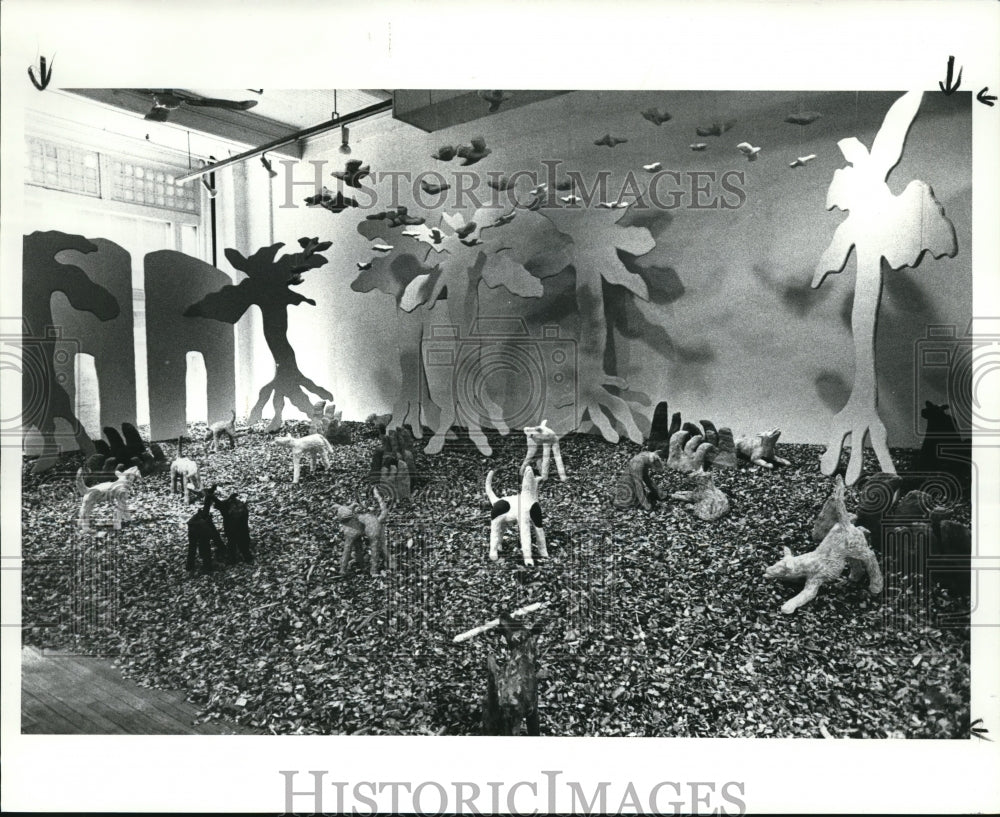 1985 Press Photo The Spaces Gallery Playful Dogs by Erica Elliot - Historic Images