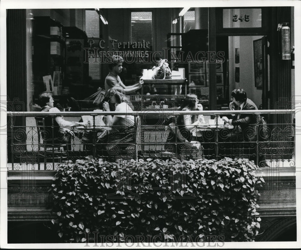 1980 Press Photo Dinning in the Arcade - Historic Images