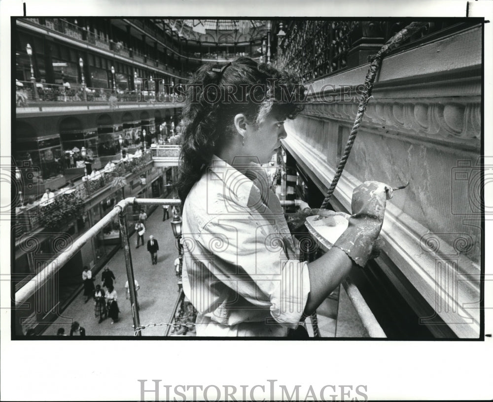 1988 Press Photo Painter Laura Brunswick, painting the Arcade - Historic Images