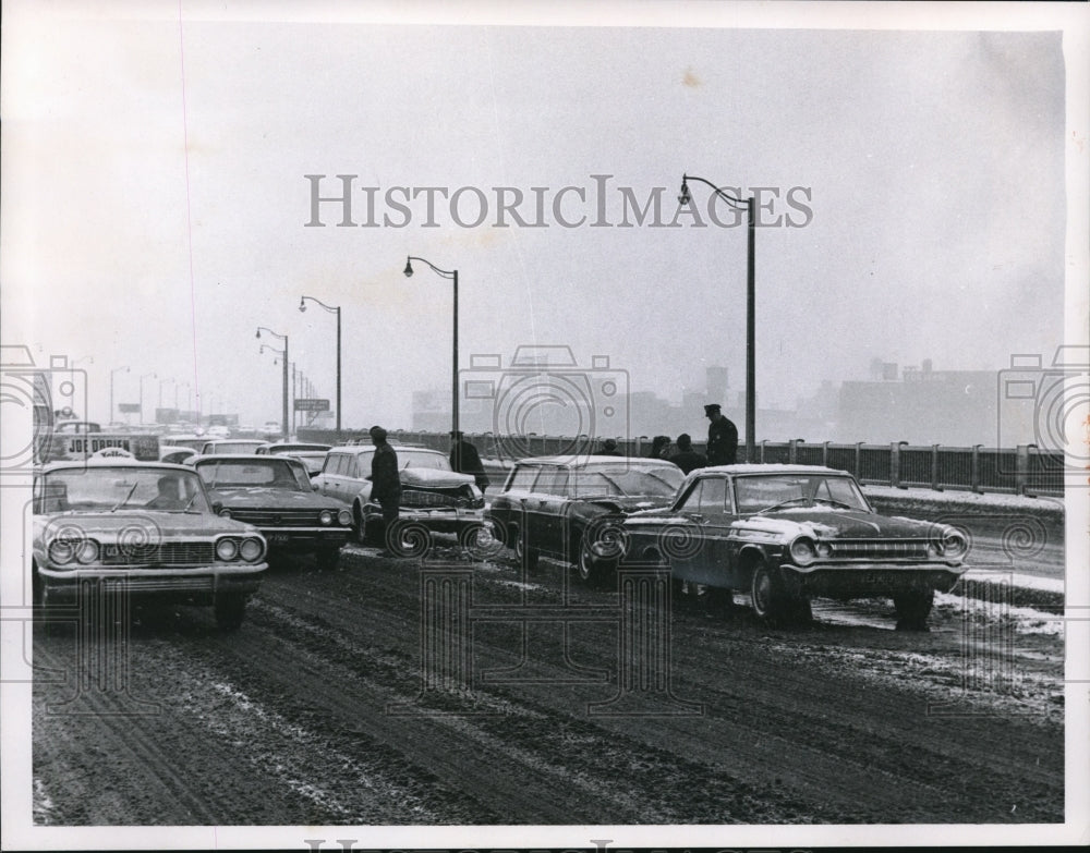 1965 Press Photo The car accidents during the slippery winter - cva81758 - Historic Images