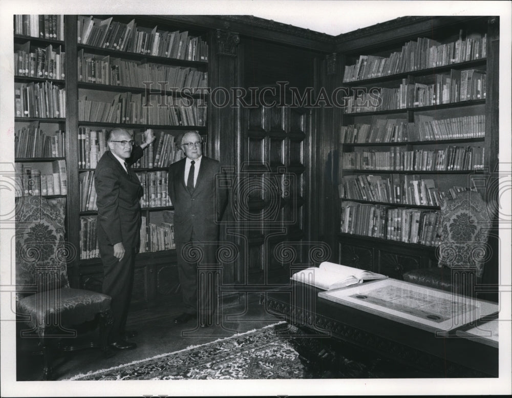 1968 Press Photo Meredith Colket Jr. and Alexander Mintz at Western Reserve - Historic Images