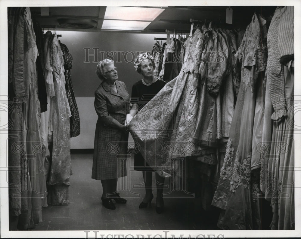 1966 Press Photo Mrs Arthur Dawley &amp; Mrs. Harold Clark at Western Reserve-Historic Images