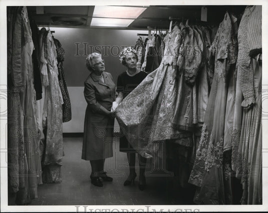 1966 Press Photo Mrs Arthur Dawley & Mrs. Harold Clark at Western Reserve-Historic Images