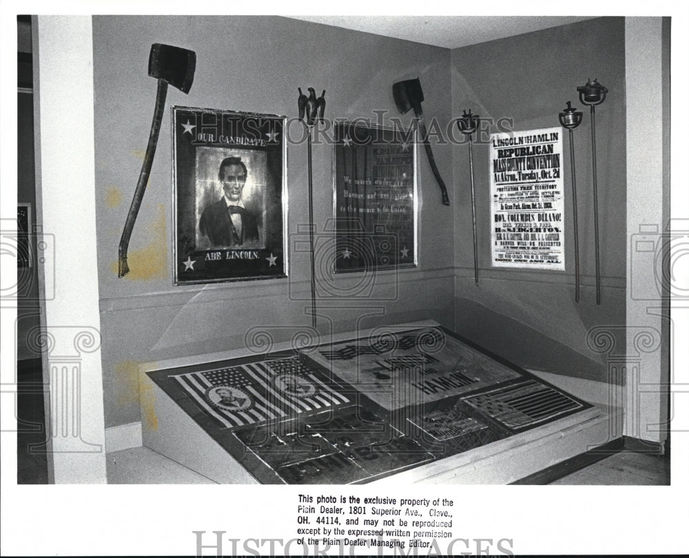 1988 Press Photo Historical Political Paraphernalia exhibit at Western Reserve - Historic Images