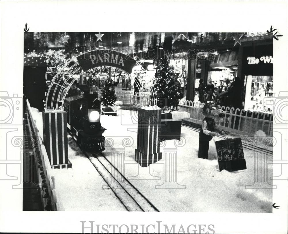 1985 Press Photo Parma Town Train Ride at Shopping Centers - Historic Images