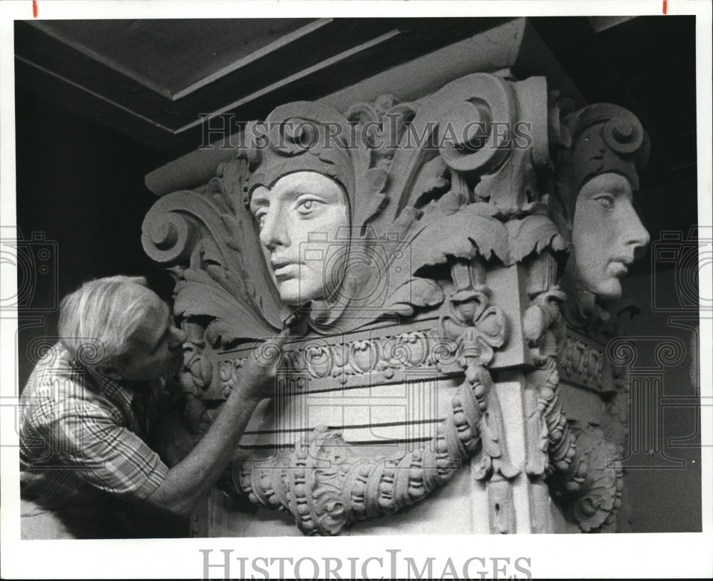 1981 Press Photo Ray Holmes rebuilds figures in columns of old Engineers audit - Historic Images