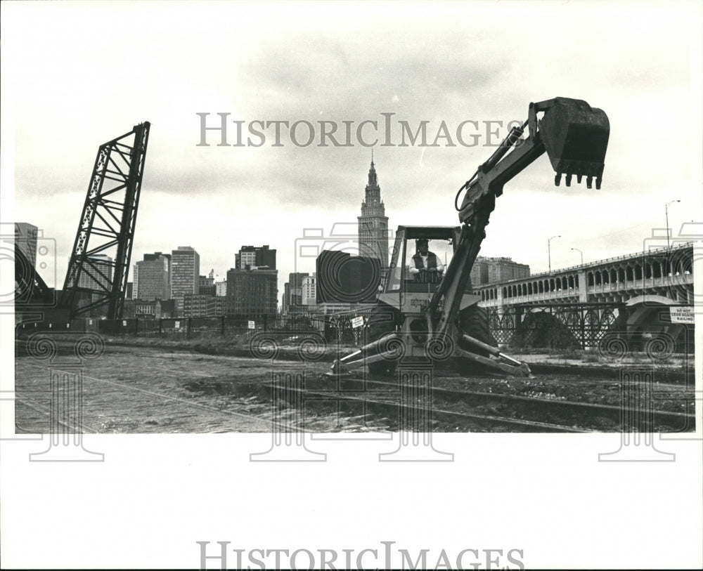 1980 Press Photo Building park Viaduct Bridge - Historic Images