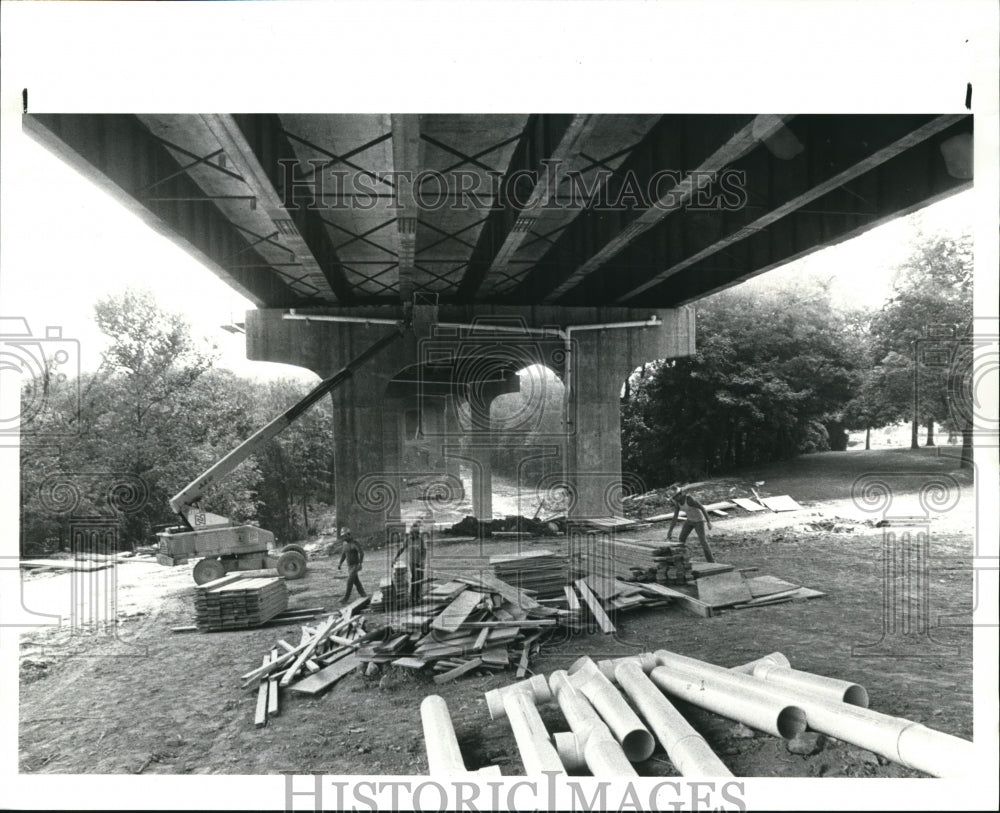 1985 Press Photo Workers working under the Northfield Rd. Bridge - Historic Images