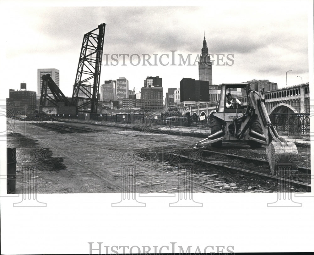 1980 Press Photo Thomas J. Asad at Building park Superior Viaduct Bridge - Historic Images