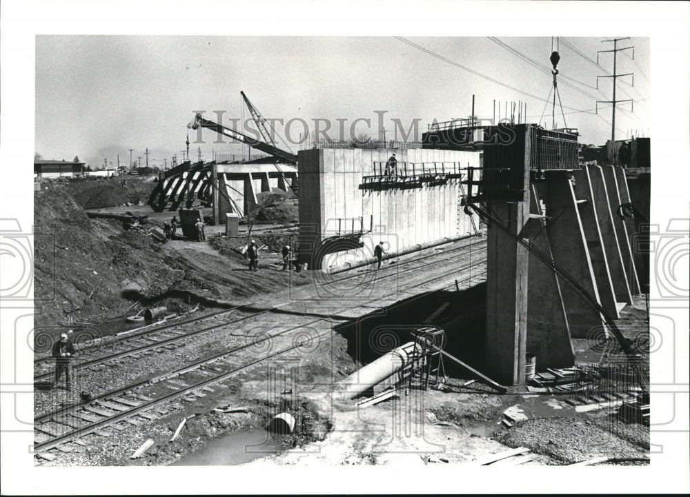 1986 Press Photo The pearl Road traffic and the Conrail track under construction - Historic Images