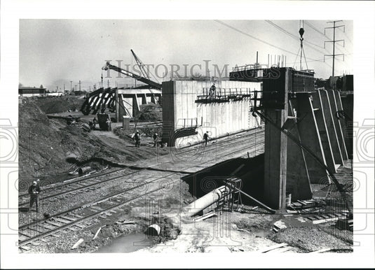 1986 Press Photo The pearl Road traffic and the Conrail track under construction - Historic Images