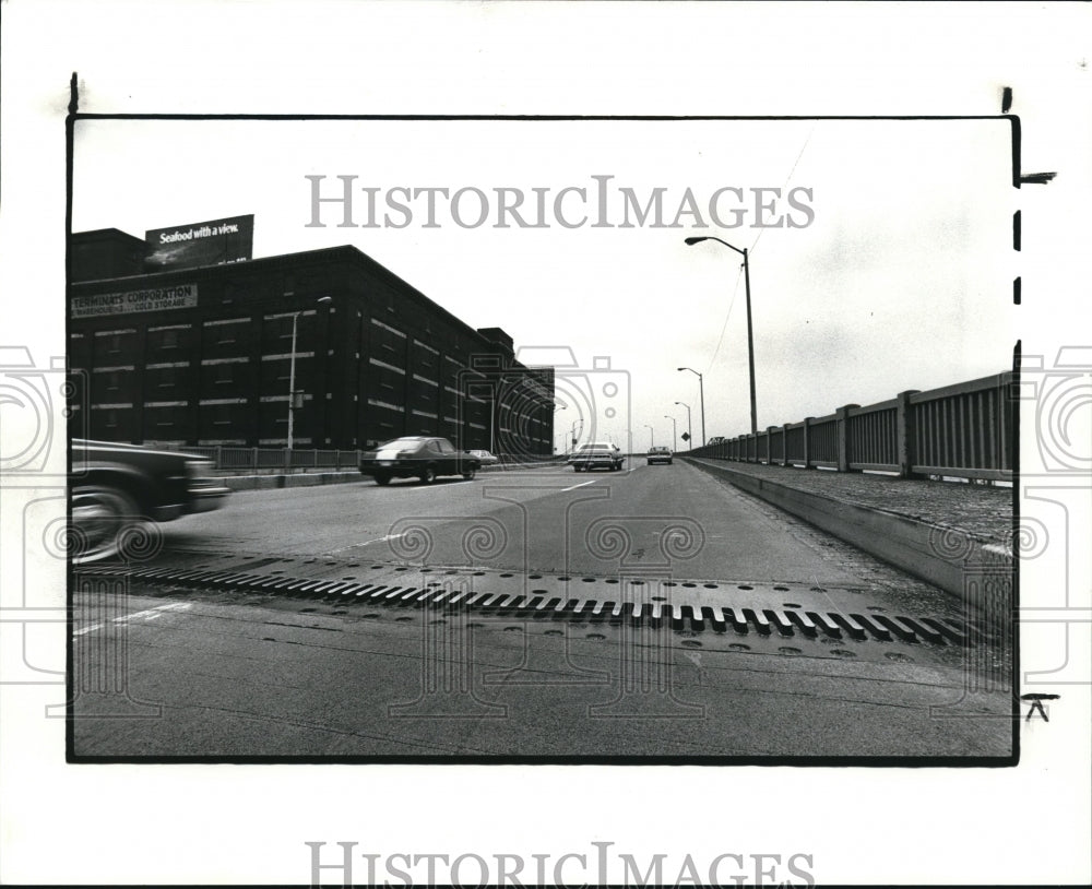 1982 Press Photo The Bridges going West at Main Avenue - Historic Images