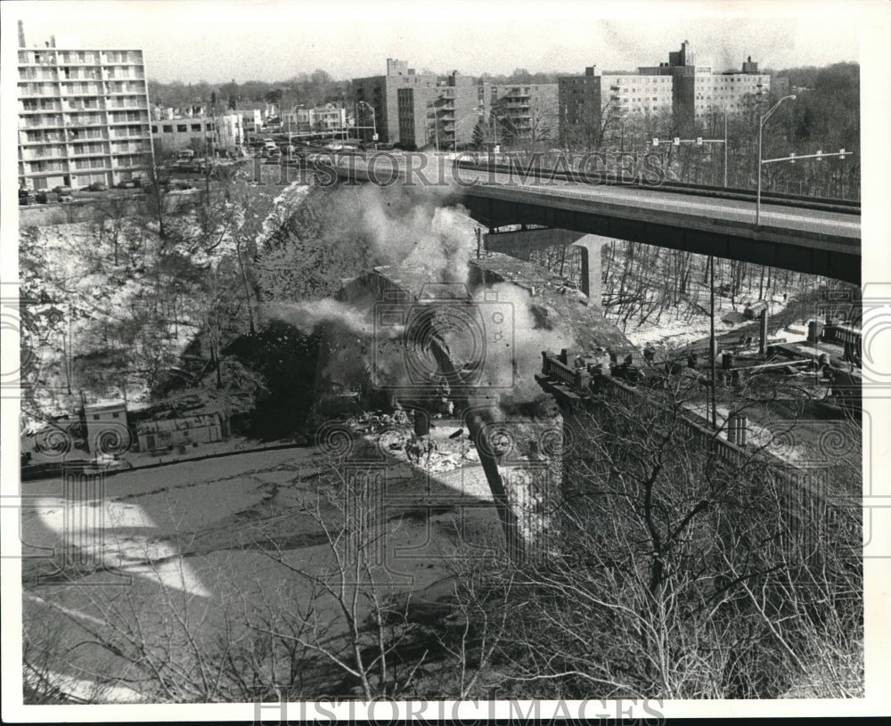 1981 Press Photo Old Rocky River Bridge in Lakewood coming down - Historic Images