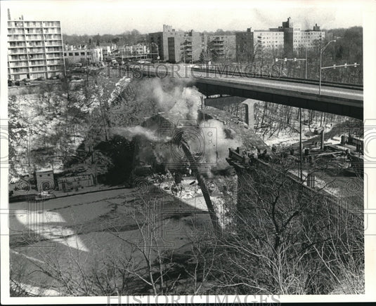 1981 Press Photo Old Rocky River Bridge in Lakewood coming down - Historic Images