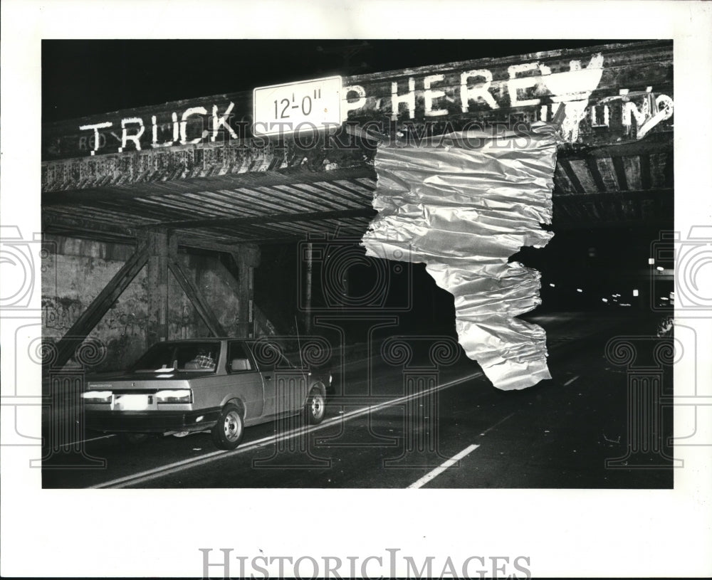 1987 Press Photo  Conrail bridge just north of Brookpark on W 130th - Historic Images