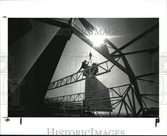 1987 Press Photo Iron workers above the steel roof supports of the food court - Historic Images