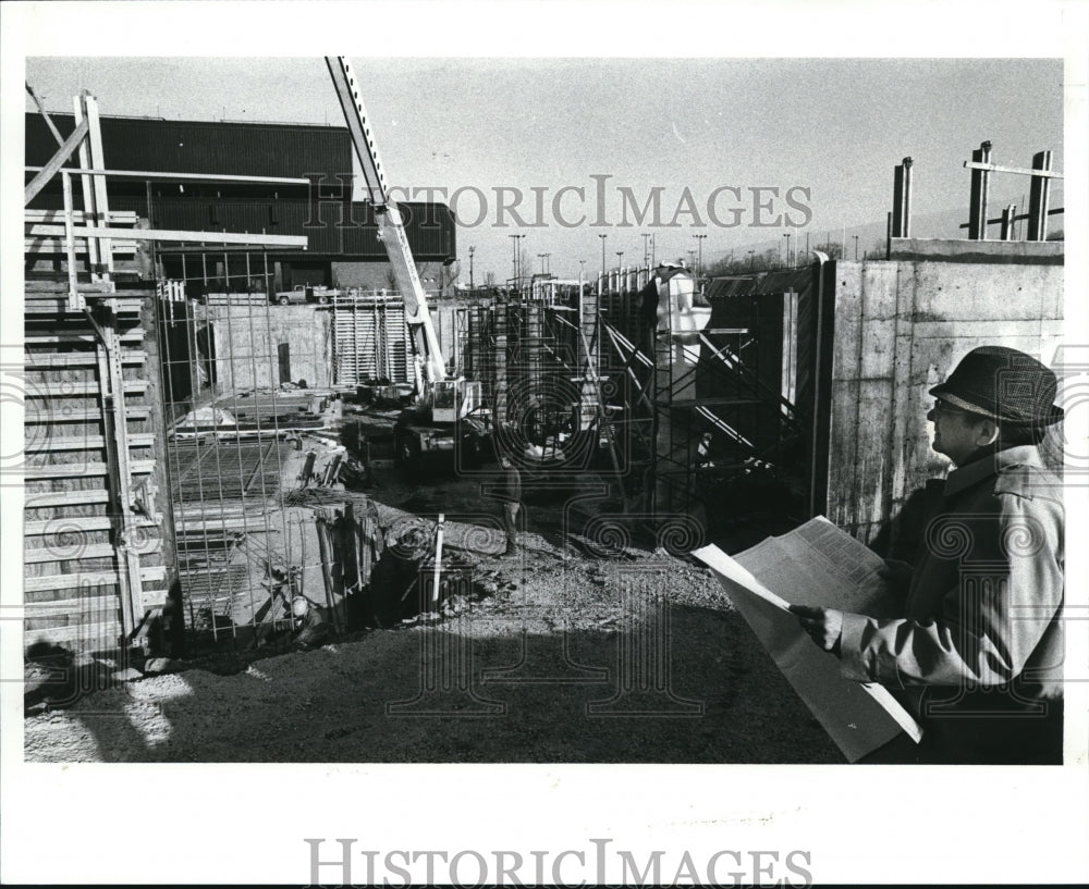 1989 Press Photo Engineer Edmund Salata, YSU Facility director - Historic Images
