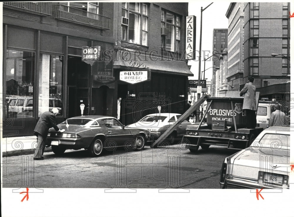 1980 Press Photo Bomb being taken from Ohio Savings Bank - Historic Images