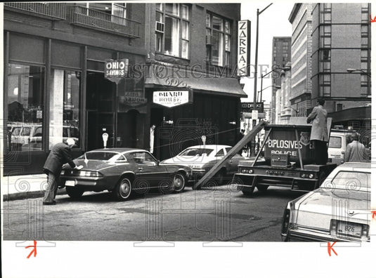 1980 Press Photo Bomb being taken from Ohio Savings Bank - Historic Images