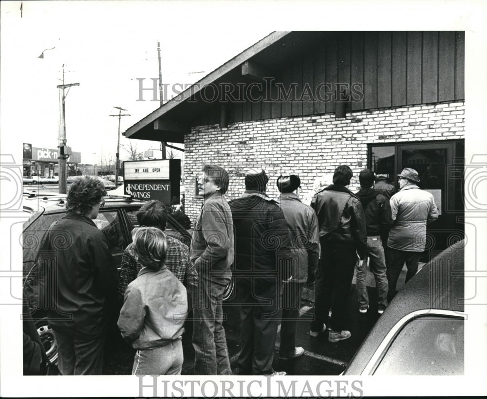 1985 Press Photo Independent Saving, 920 E 185th Line of Customers - Historic Images