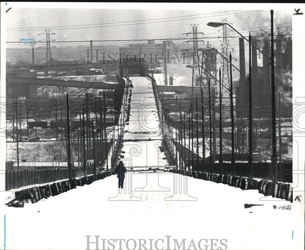 1982 Press Photo Old Clark Ave Bridge, Looking east - Historic Images