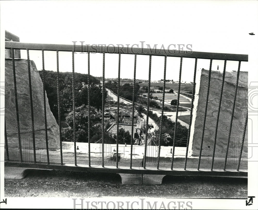 1985 Press Photo Fulton Bridge, looking West over the zoo - Historic Images