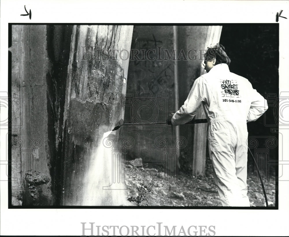 1986 Press Photo Ralf Steinlechner, Pres of Anti Graffiti Systems Inc - Historic Images