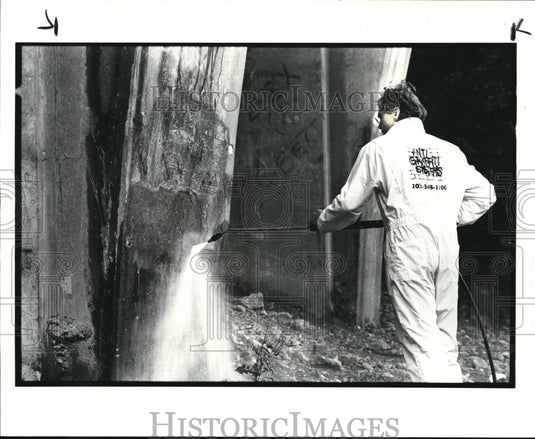 1986 Press Photo Ralf Steinlechner, Pres of Anti Graffiti Systems Inc - Historic Images