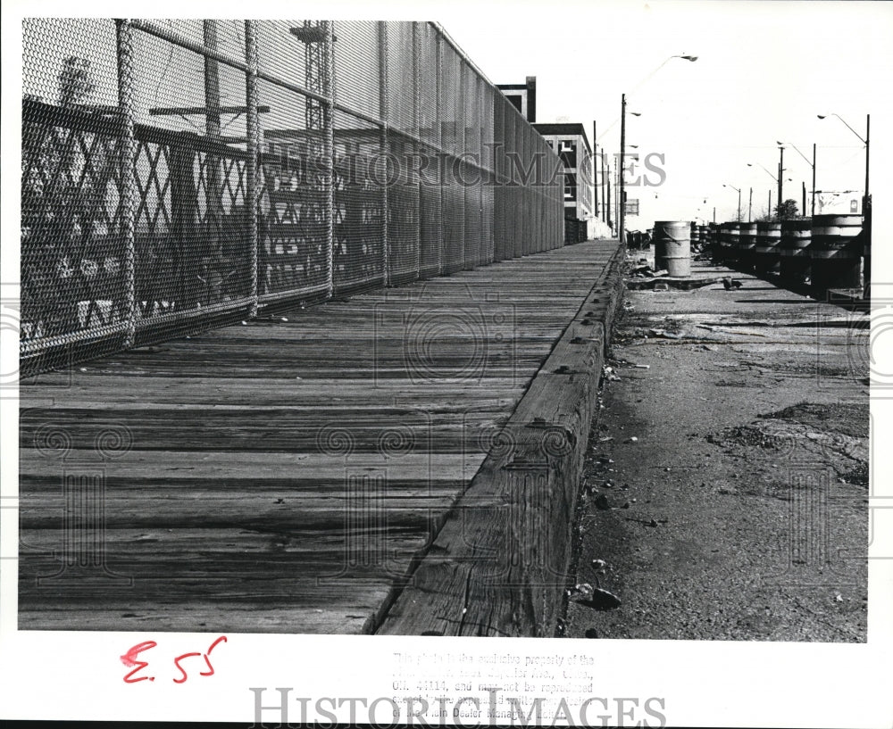 1988 Press Photo Wood side walk &amp; curb on the East 55th St Bridge - Historic Images