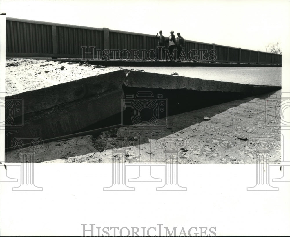 1982 Press Photo The buckled bridge on E. 9th over the railroad tracks - Historic Images