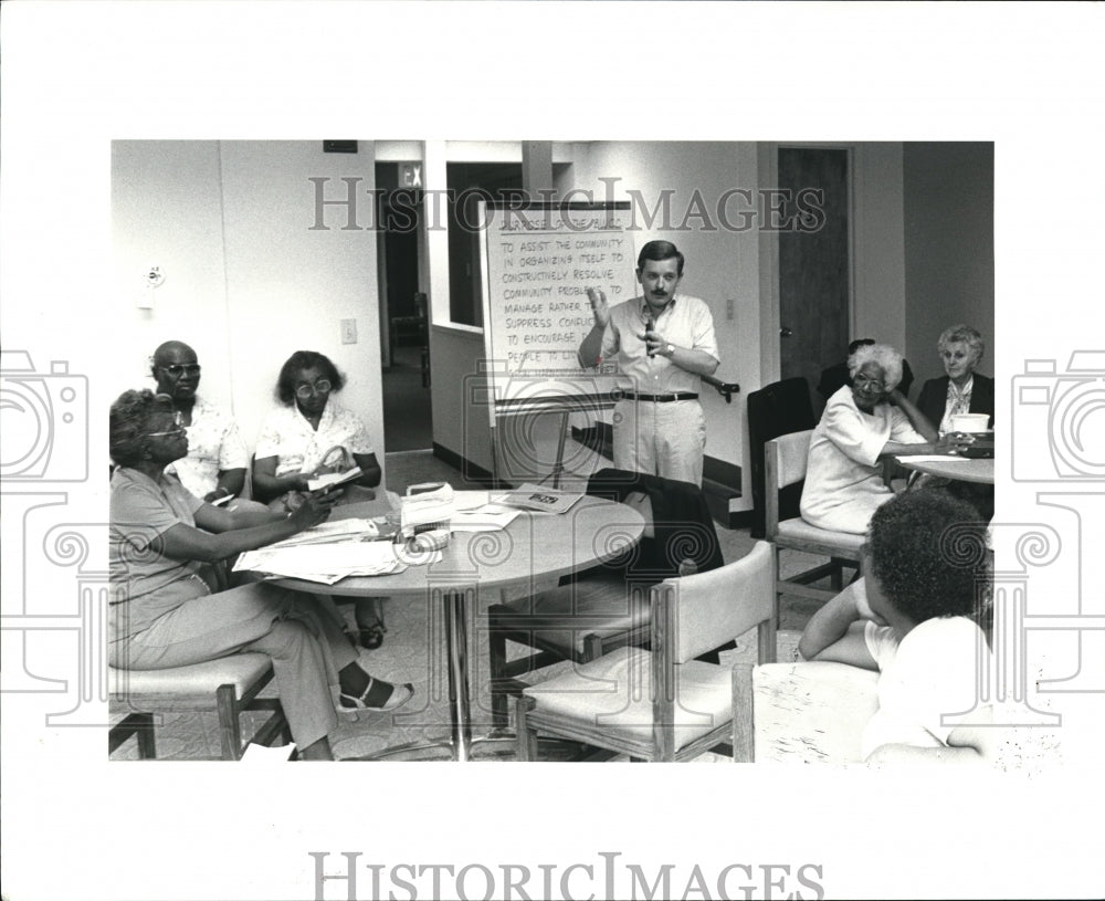 1985 Press Photo Ken Kovach speaking to the Buckeye Woodland residents - Historic Images