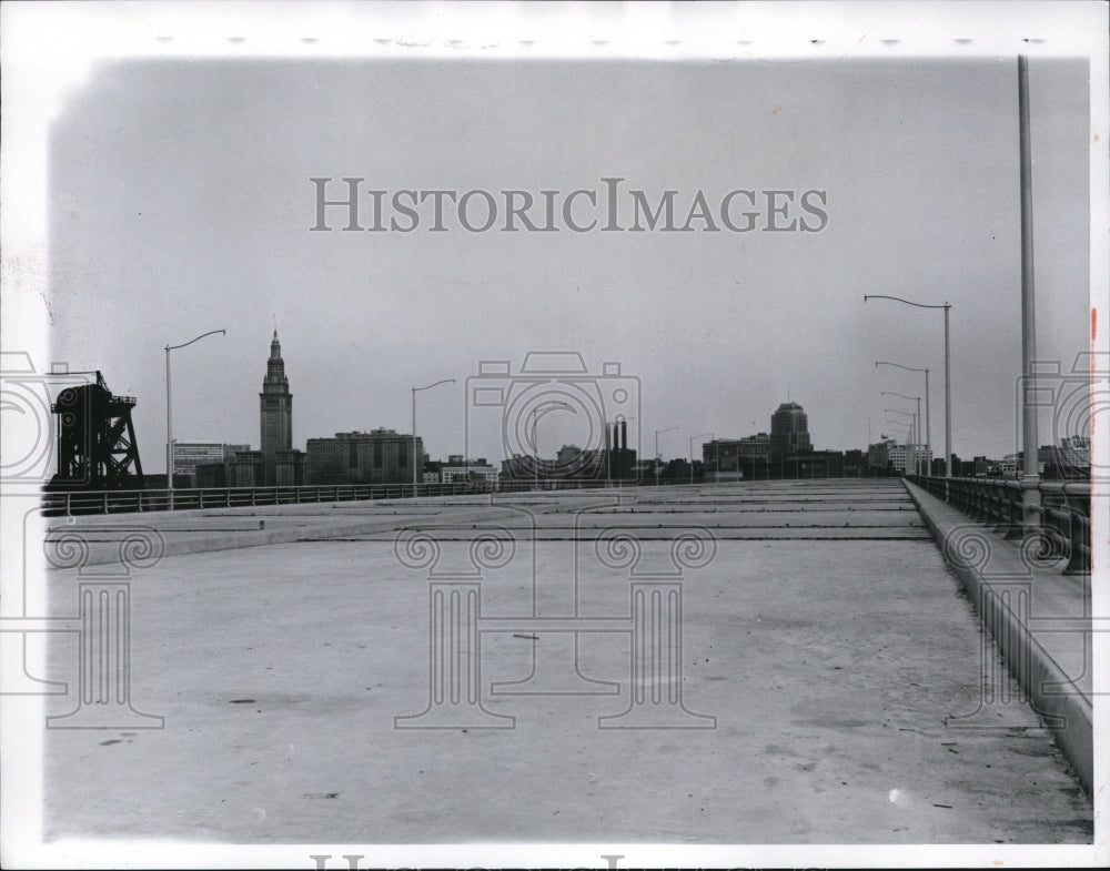 1959 Press Photo View from Downtown Cleveland of eight lane Central Viaduct. - Historic Images