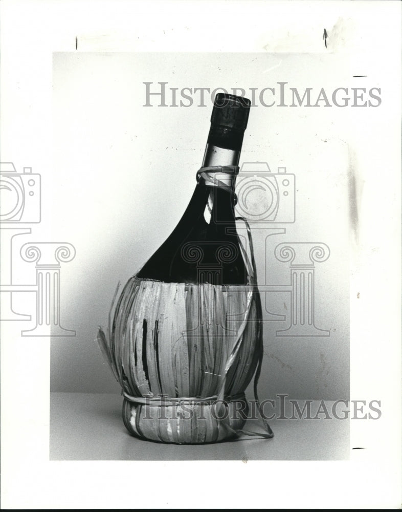 1986 Press Photo Chianti in a Fiasco - Historic Images