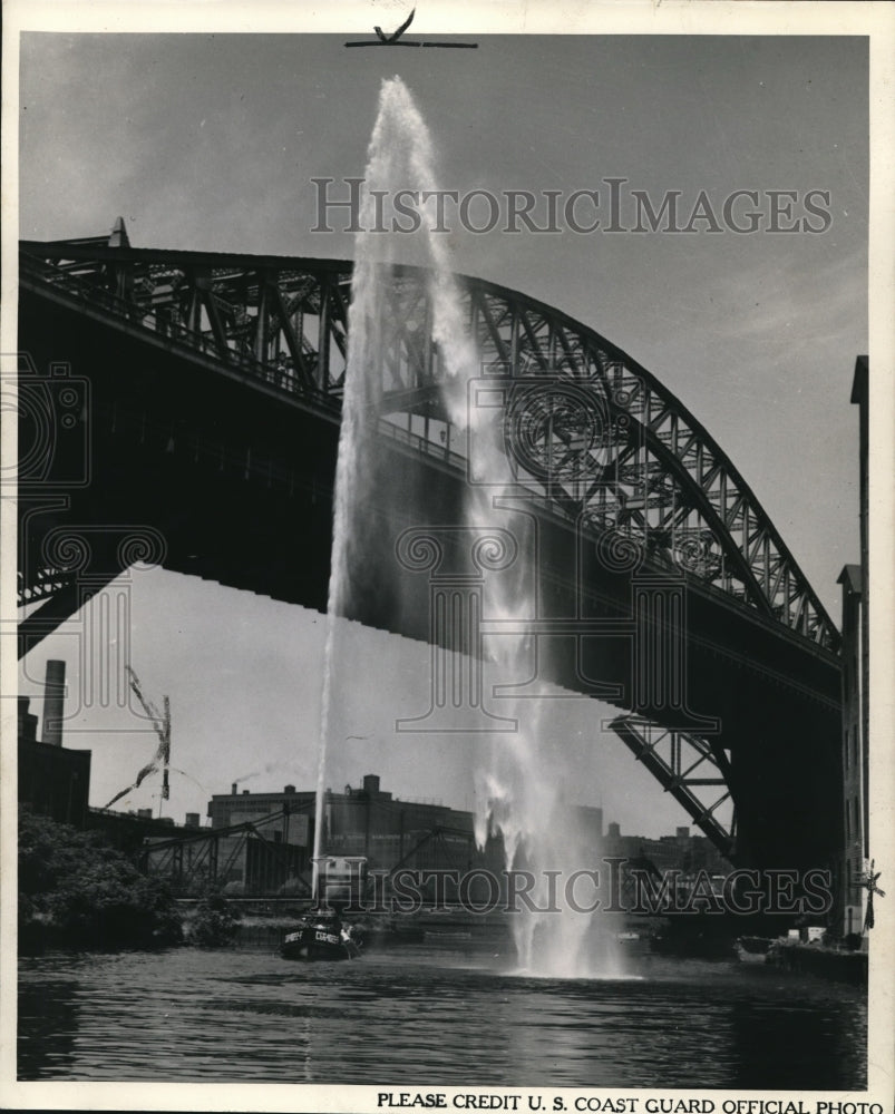 1946 Press Photo Fighting of waterfront fires is handled by the Coast Guard boat - Historic Images