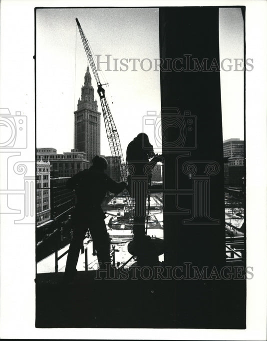 1984 Press Photo Stephen Gerich & Patrick J McTaggart, weld steel column - Historic Images
