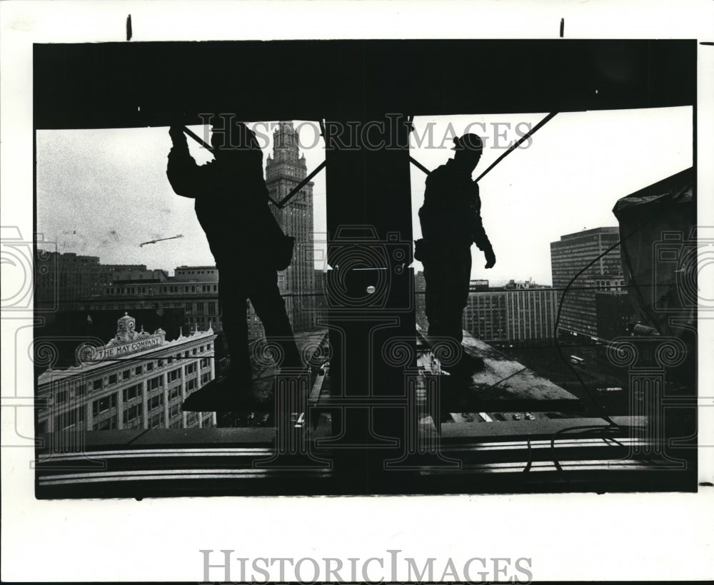 1984 Press Photo Workmen works at  BP America Headquarters Building. - Historic Images