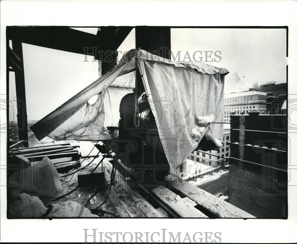 1984 Press Photo Ed Belaska welds steel Column of 8th flr. BP America Building. - Historic Images