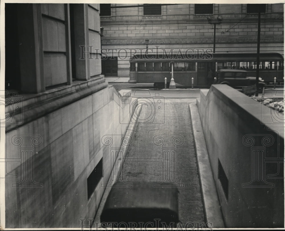 1931 Press Photo The St. Clair avenue exit to the public school garage - Historic Images