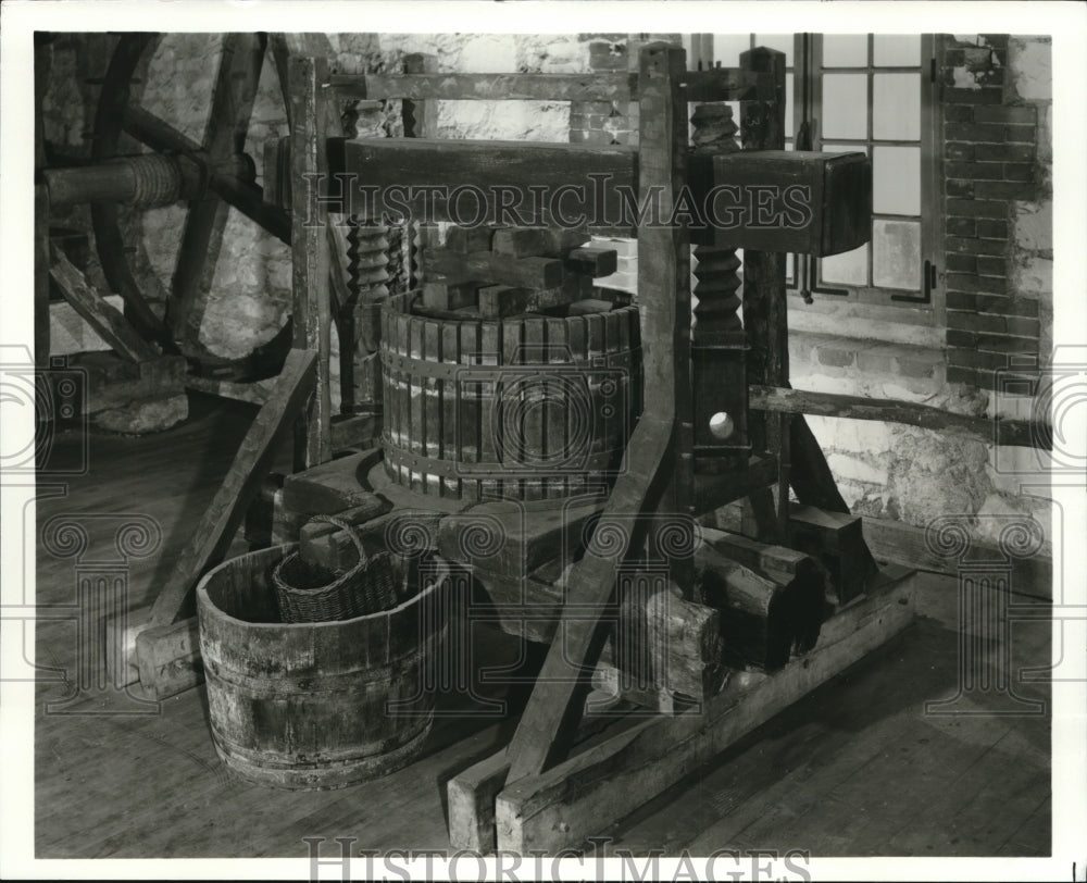 1985 Press Photo The 17th century wooden wine press at the Moet &amp; Chandon museum - Historic Images