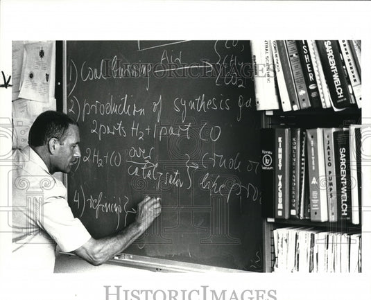 1984 Press Photo Teacher at Youngstown State University. - Historic Images
