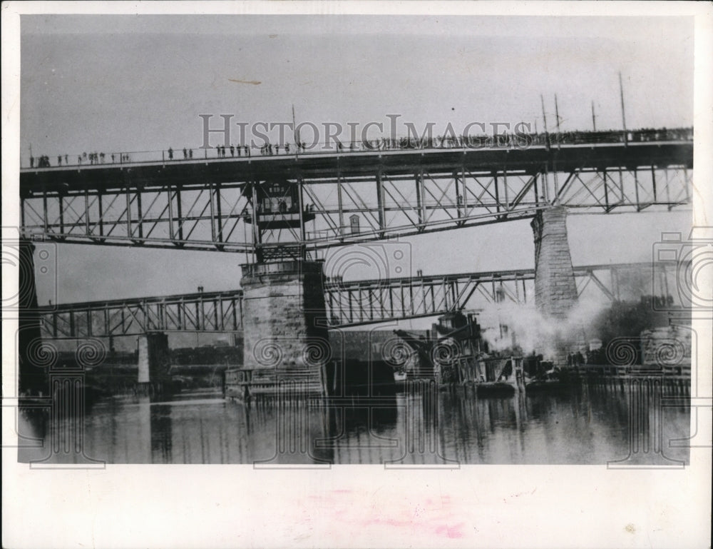 1960 Press Photo Streetcar plunged through the open draw of Central Viaduct - Historic Images