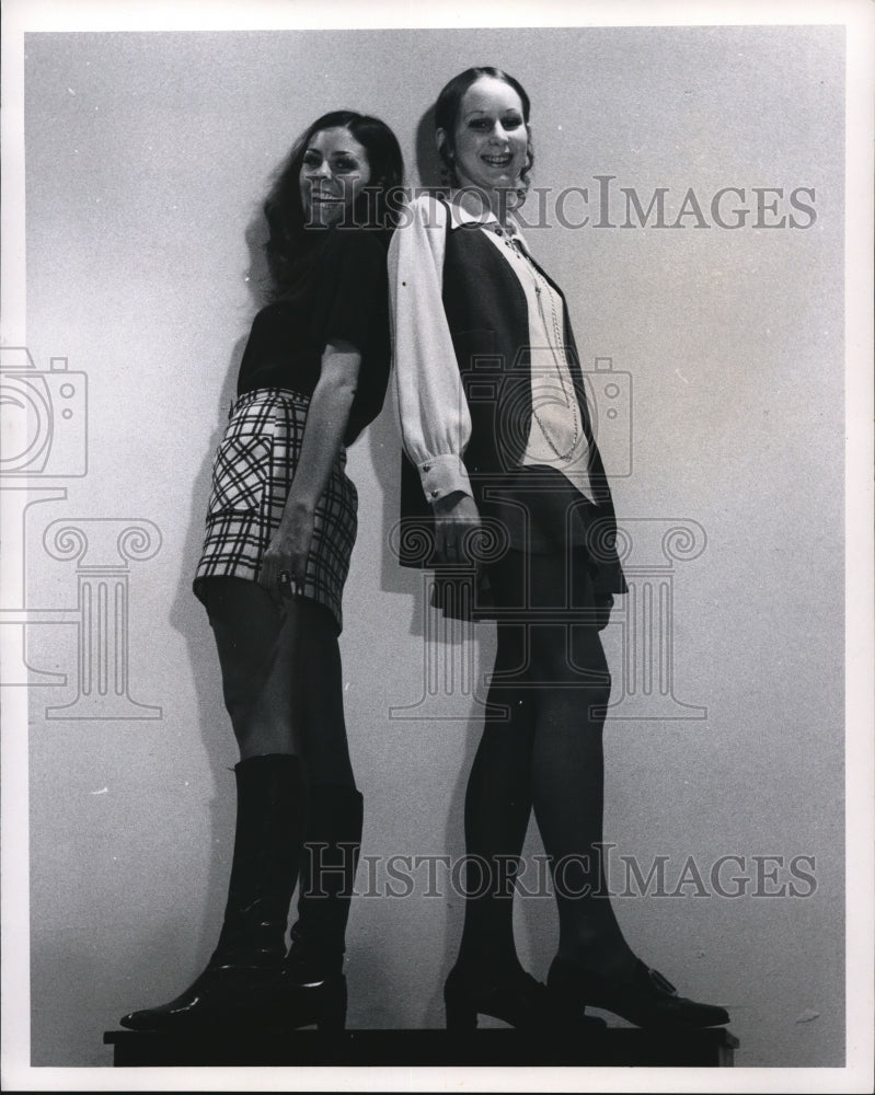 1970 Press Photo Cleveland PD Promotion Camera Show Mary Ann Kirschnick - Historic Images