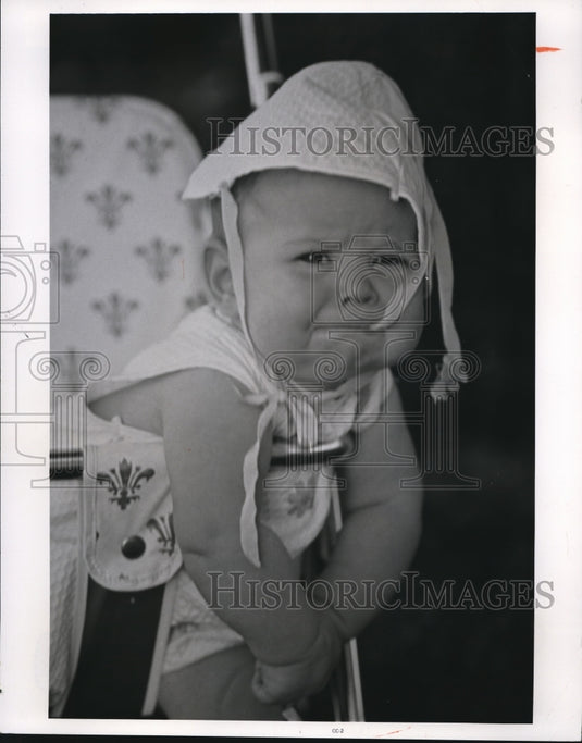 1970 Press Photo Mothers & fathers love to take baby pictures from laugh to cry - Historic Images
